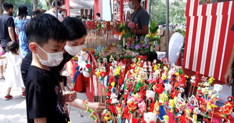 Hình ảnh một không gian trưng bày hoặc bảo tàng nhỏ về trò chơi dân gian Việt Nam